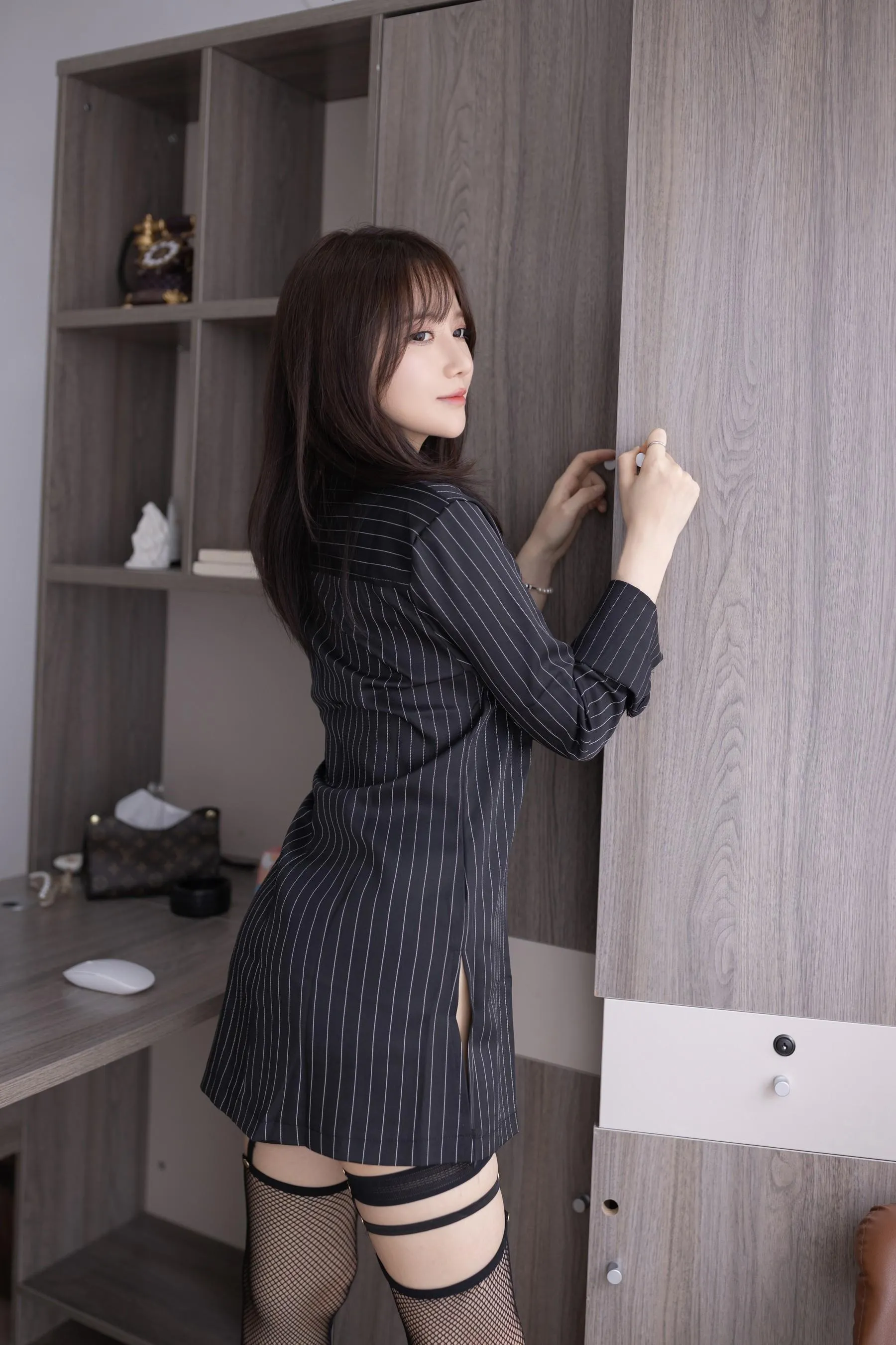 NO.0034 秀人名模鱼子酱Fish内部私购未上架《隐蔽的房间》写真 [47P]插图6